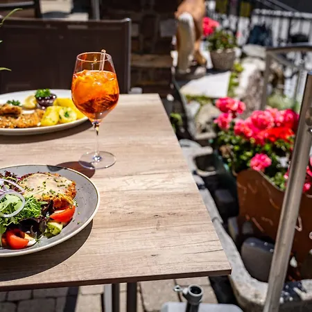 Konukevi Alpengasthof Praxmar 3*